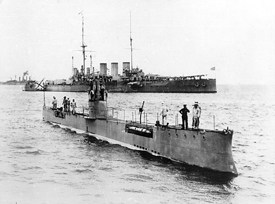 Первая отечественная мореходная ПЛ «Акула» (на заднем плане крейсер «Рюрик»)