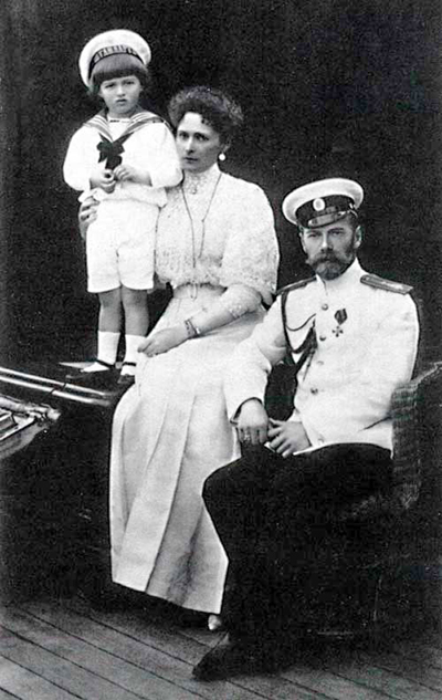 Император Николай II с женой и сыном на борту «Штандарта» в день подписания указа