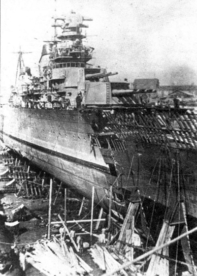 Восстановление оторванной взрывом мины носовой оконечности крейсера «Максим Горький»
