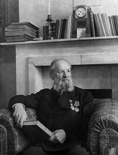 А.Н. Крылов в своем рабочем кабинете в Москве. 1944 г.