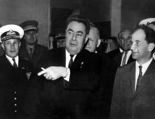 Генеральный секретарь ЦК КПСС Леонид Ильич Брежнев во время экскурсии по институту. 9 июля 1965 г.