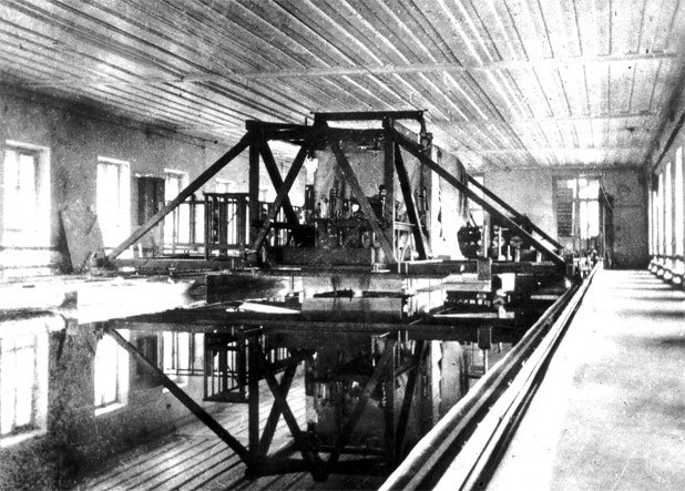 Опытовый бассейн с установленной первой динамометрической буксировочной тележкой
