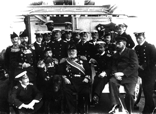 А.Н. Крылов (вверху слева) среди офицеров крейсера I ранга «Аскольд»