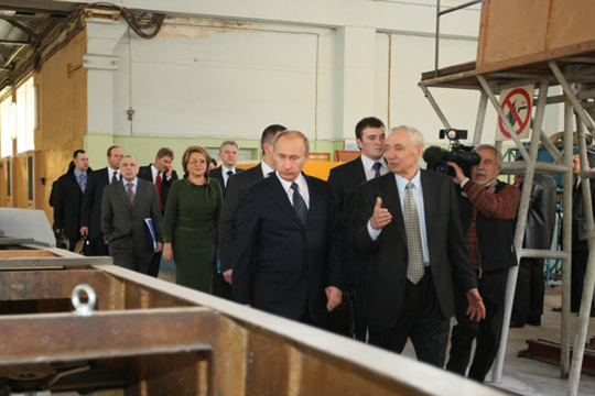 Председатель правительства РФ Владимир Владимирович Путин в одной из лабораторий института.