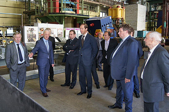 Minister of Industry and Trade D.V. Manturov on a tour around Krylov’s experimental facilities